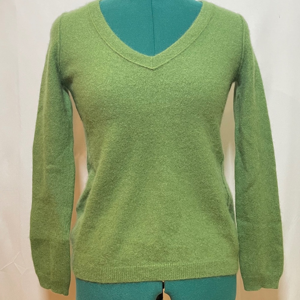 100% Cashmere Women’s LOFT V-Neck Sweater